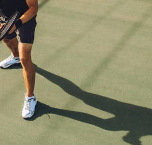 Quels sont les revêtements possibles pour un court de tennis en béton poreux ?