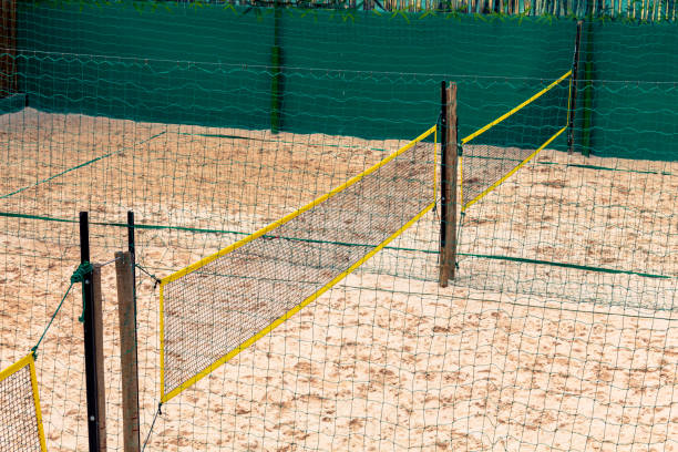 Quel est l’intérêt d’installer un filet pare-balles autour du court lors de la construction d’un court de tennis à Saint-Rémy-de-Provence ?