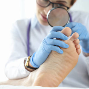 Comment un Podologue à Lyon peut-il aider à gérer les douleurs liées à l’arthrose du pied ?