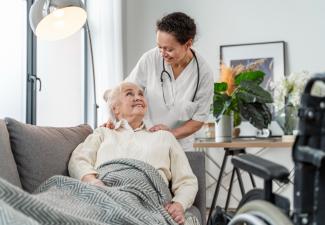 Les soins infirmiers à domicile à Langon incluent-ils les pansements et les injections ?