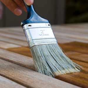 Quels critères techniques comparer avant d’acheter une peinture bois pour menuiseries extérieures ?