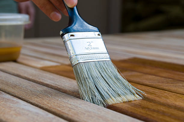 Quels critères techniques comparer avant d’acheter une peinture bois pour menuiseries extérieures ?