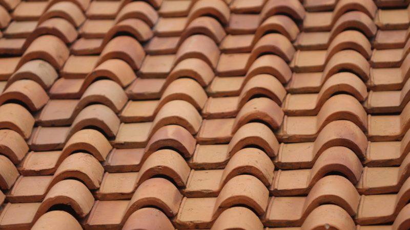 Comment un couvreur à Boulogne-Billancourt protège-t-il un bâtiment sur le long terme ?