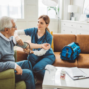 Comment une agence d’aide à domicile à Lyon accompagne-t-elle les personnes atteintes d’Alzheimer ?