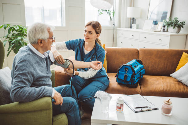 Comment une agence d’aide à domicile à Lyon accompagne-t-elle les personnes atteintes d’Alzheimer ?