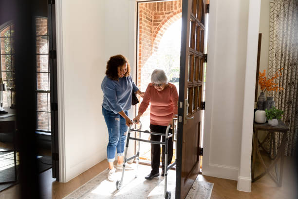 Une agence d’aide à domicile à Lyon peut-elle assurer une présence régulière pour éviter l’isolement des seniors ?