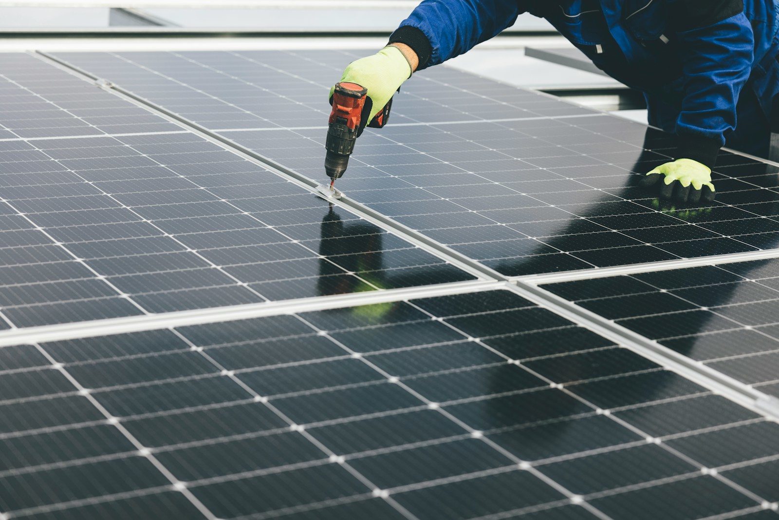 Combien de fois par an effectuer un Nettoyage de panneaux solaires à Genève ?