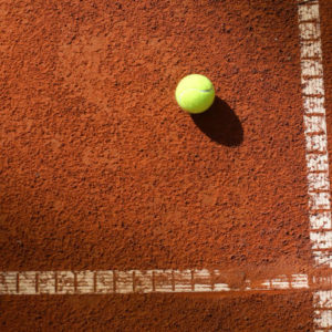 Quel entretien exige une construction court de tennis en terre battue à Angers ?
