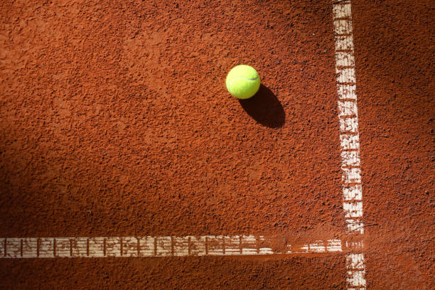 Quel entretien exige une construction court de tennis en terre battue à Angers ?