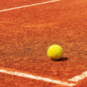 Quel entretien prévoir après une construction court de tennis en terre battue à Fréjus ?