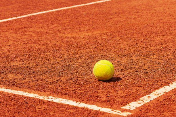 Quel entretien prévoir après une construction court de tennis en terre battue à Fréjus ?