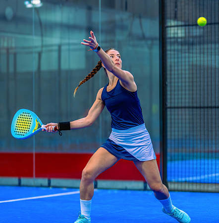 Combien de temps faut-il à une entreprise construction terrain de padel pour livrer un terrain prêt à jouer ?