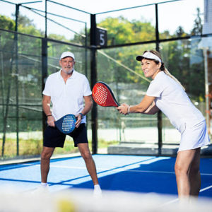 Le prix pour installer un terrain de padel comprend-il généralement le terrassement et les fondations ?