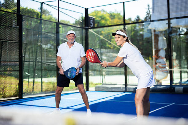 Le prix pour installer un terrain de padel comprend-il généralement le terrassement et les fondations ?