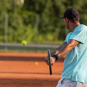 Quelle pente prévoir pour une construction court de tennis en terre battue à Poitiers ?