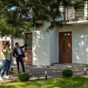 Un agent immobilier à Jardin peut-il accompagner la vente d’une maison située sur un terrain en pente ?