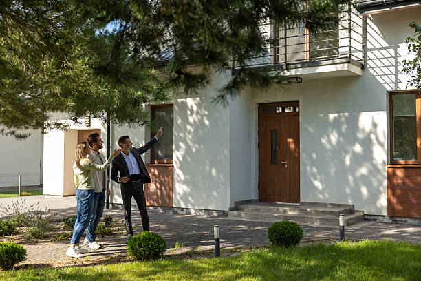 Un agent immobilier à Jardin peut-il accompagner la vente d’une maison située sur un terrain en pente ?